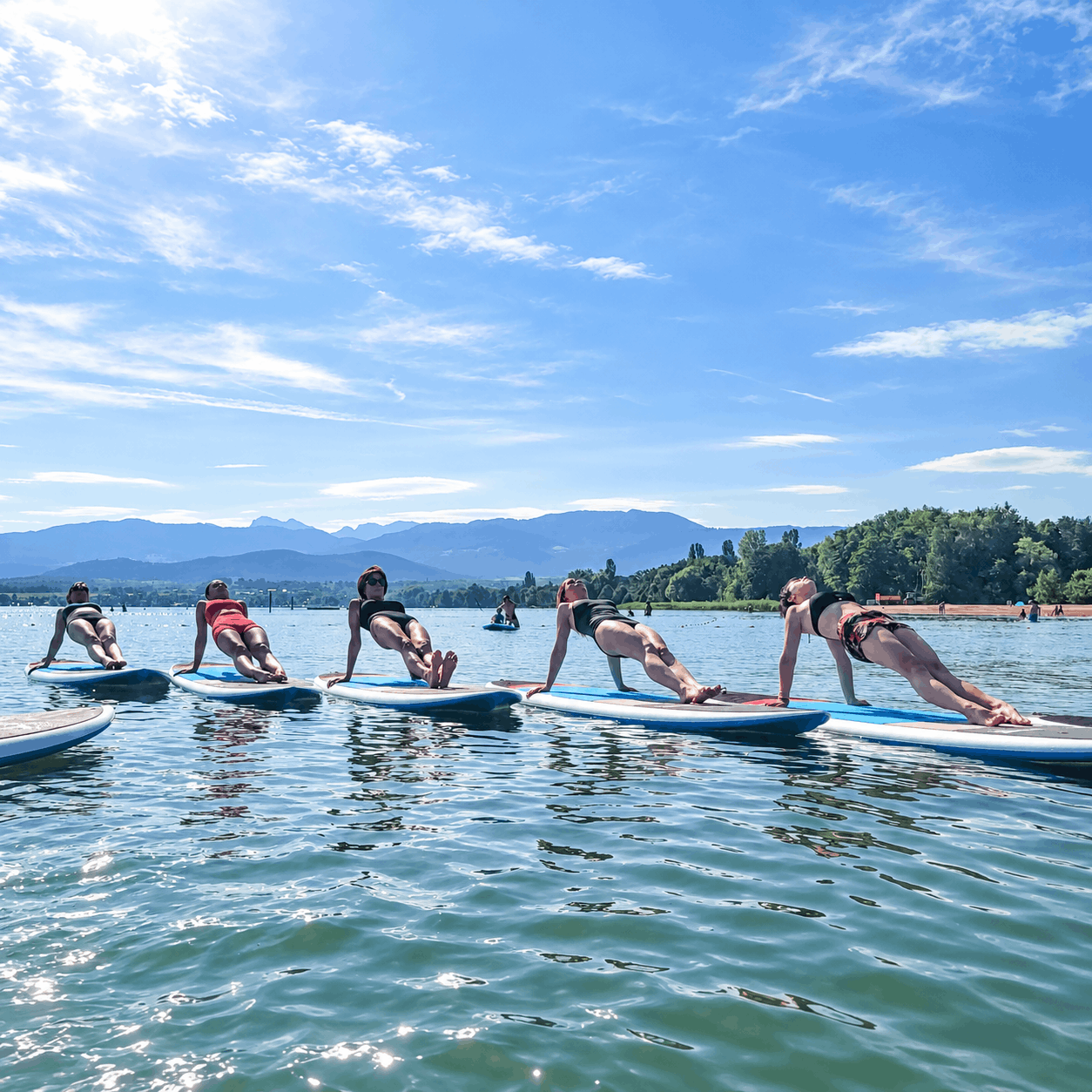 Séance de SUP Pilates et Fitness sur une planche de paddle